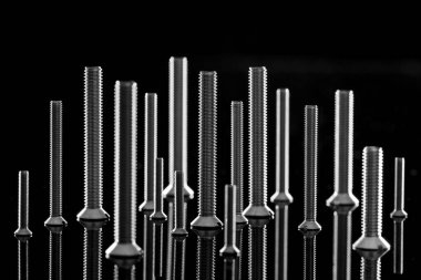 Siyah arkaplanda fındık ve cıvatalar