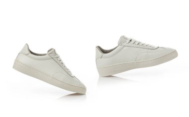 Beyaz üzerine sıradan beyaz deri ayakkabılar