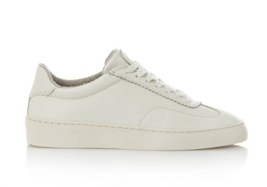 Beyaz üzerine sıradan beyaz deri ayakkabı.