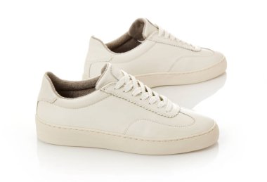 Beyaz üzerine sıradan beyaz deri ayakkabılar