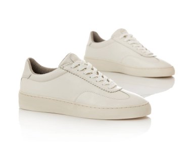 Beyaz üzerine sıradan beyaz deri ayakkabılar