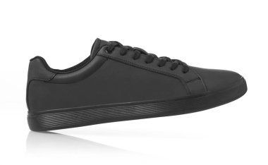 Beyaz arka planda günlük siyah deri ayakkabı