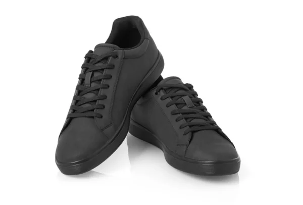 白の背景にカジュアル黒の靴 — ストック写真