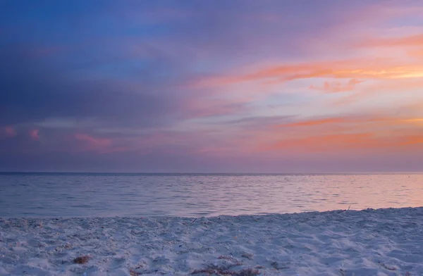 Huzurlu ve renkli gün batımı anlarında Kılburun, Ukrayna. Resmi tek Ağustos akşamları sırasında alınan.