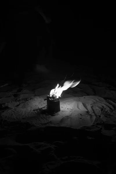 Sahilde kamp ateşi.