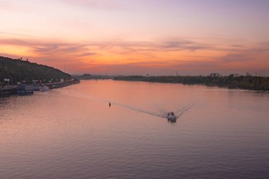 Kyiv, Dnieper Nehri görünümünü gün batımı anlarında.
