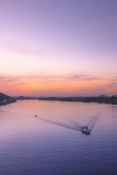 Kyiv, Dnieper Nehri görünümünü gün batımı anlarında.