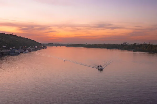 Kyiv, Dnieper Nehri görünümünü gün batımı anlarında.