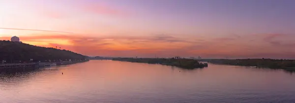 Kyiv, Dnieper Nehri görünümünü gün batımı anlarında.