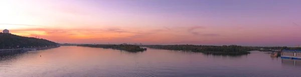 Kyiv, Dnieper Nehri görünümünü gün batımı anlarında.