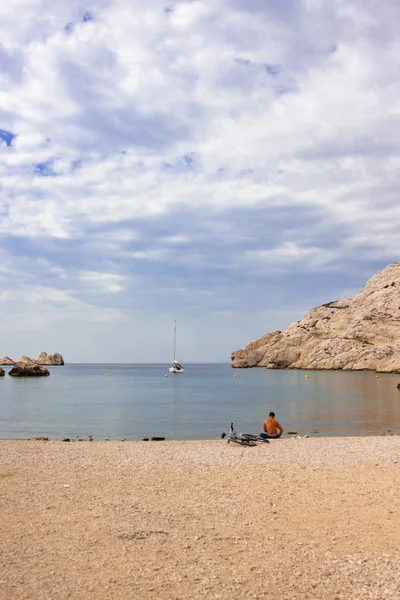 Huzurlu okuma, görünüm üzerinde Calanque Frioule Island, Marseille, Fransa.