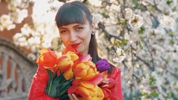 Mulher com flores na primavera — Vídeo de Stock