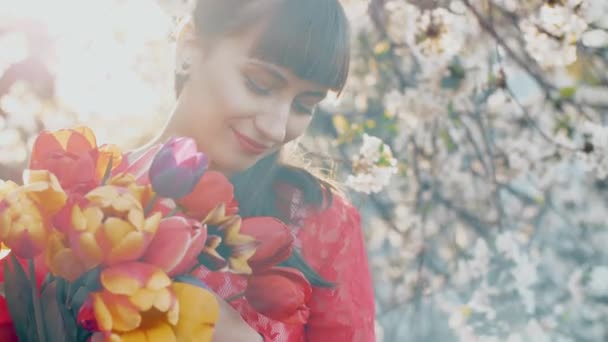 Mooie vrouw met bloemen — Stockvideo