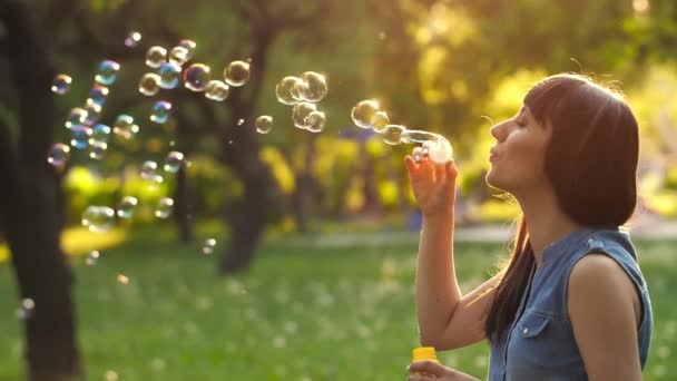 Mujer soplando burbujas — Vídeo de stock