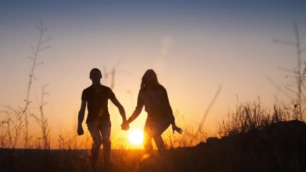 Couple sautant au coucher du soleil — Video