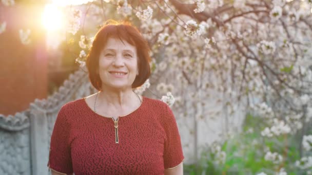 Mujer mayor al atardecer — Vídeo de stock