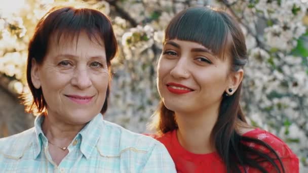 Sonriente madre y su hija adulta — Vídeos de Stock