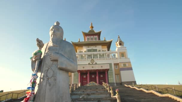 Estatua en una fachada del templo budista — Vídeo de stock