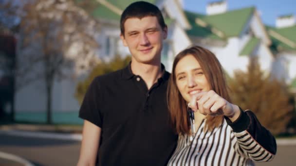 Couple devant la nouvelle maison avec les clés — Video