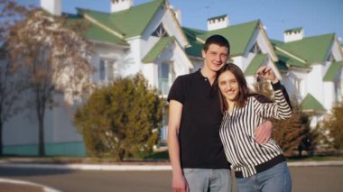 Aile tuşları ile yeni evin önünde