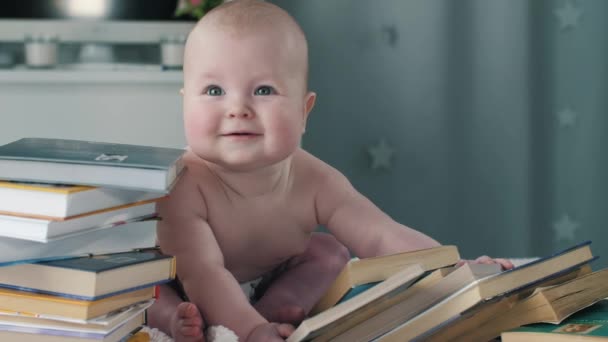 Ребенок с книгами — стоковое видео