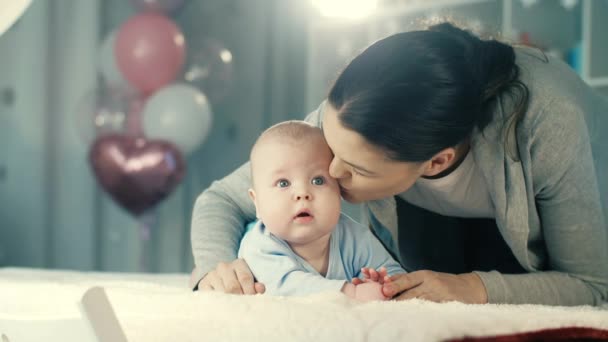 Mãe beijando bebê — Vídeo de Stock