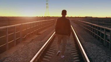 gün batımında çekip bir adam