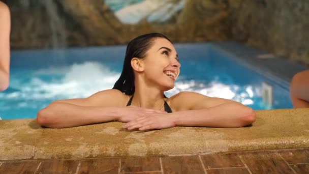 Mulher sorridente em uma piscina — Vídeo de Stock