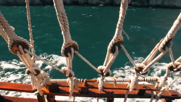 Bekijken via touwen van het schip op zee — Stockvideo
