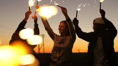 havai fişekleri ile eğleniyor arkadaşlar