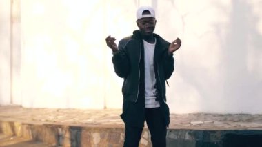 Siyah adam sokakta dans