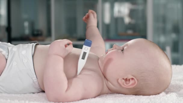 Baby med termometer — Stockvideo
