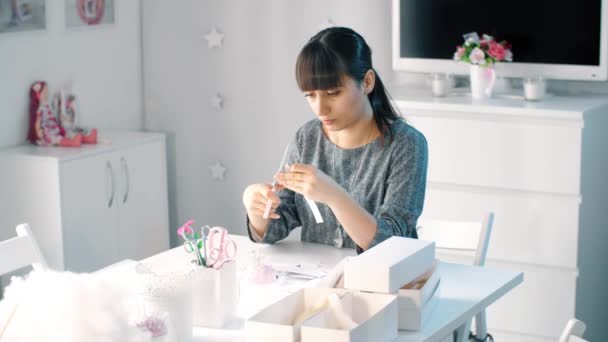 Woman cutting paper — Stock Video