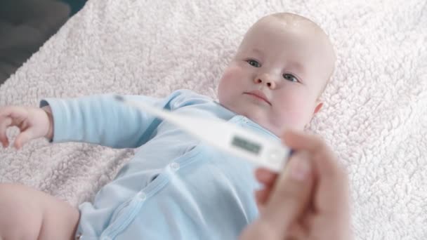 Το μωρό έχει υψηλό πυρετό — Αρχείο Βίντεο