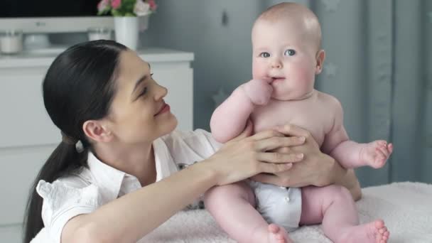 Mutter mit Baby im Zimmer — Stockvideo