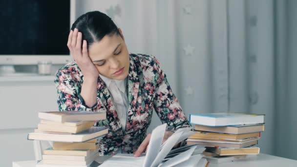 Mujer cansada con muchos libros — Vídeo de stock