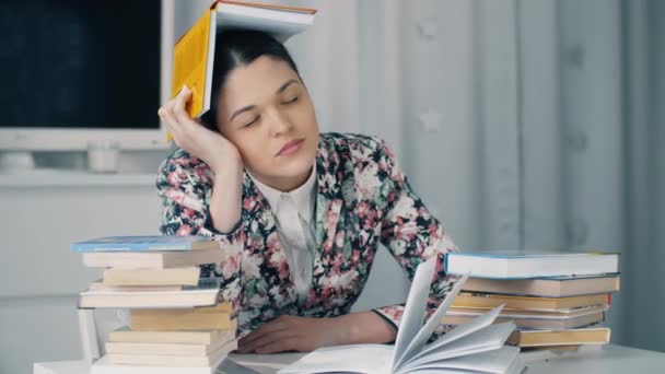 Mujer dormida con muchos libros — Vídeo de stock