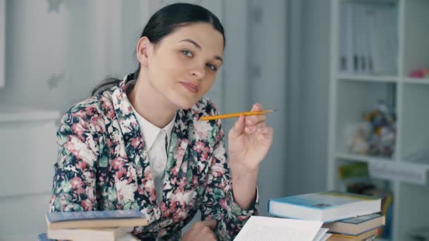 Femme avec un crayon se préparer pour l'examen — Video