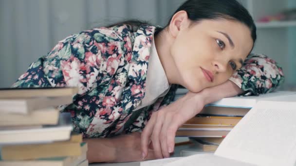 Uma Mulher Que Estuda Livros Está Cansada Quer Dormir — Vídeo de Stock