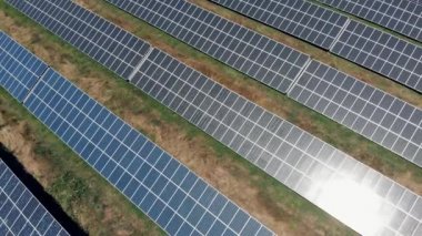 Güneş panelleri üzerinde havadan görünümü