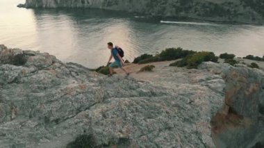 Adam kayalar tırmanıyor ve elleri tutarsa