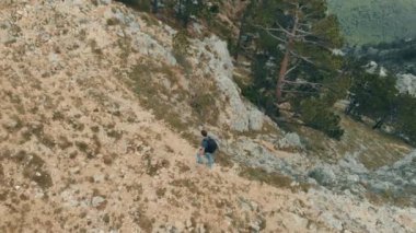 Sırt çantası hiking adamla havadan görünümü