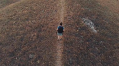 Adam hava görünümünü hiking sırt çantası ile