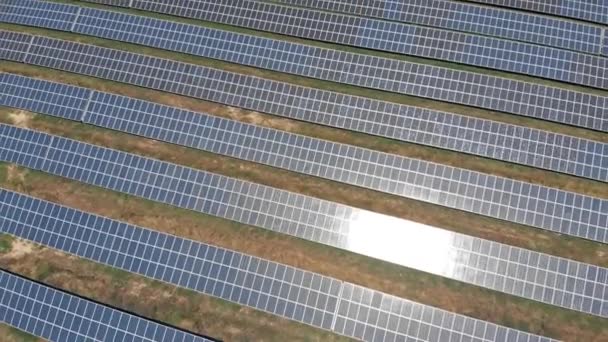 Vista aérea de la granja solar azul — Vídeo de stock