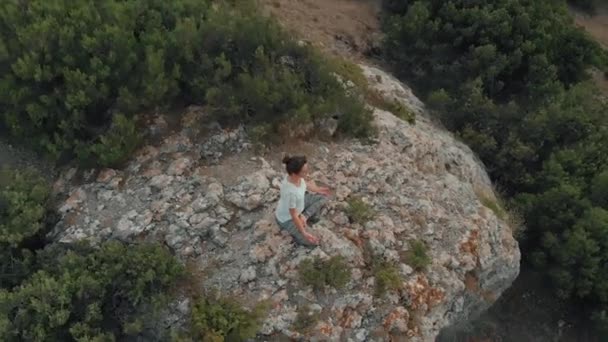 Vue aérienne femme méditant au coucher du soleil — Video