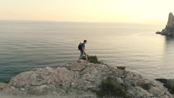 Sırt Çantalı Bir Adam Dağlarda Yürüyüş Yapıyor — Stok video