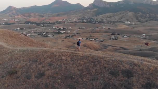 Вид с воздуха на человека, путешествующего в горах — стоковое видео