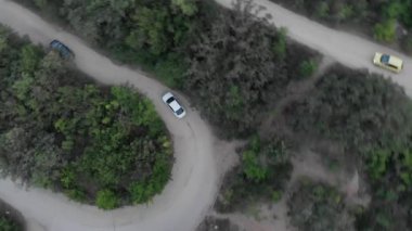 Virajlı dağ yolunda hareketli araba