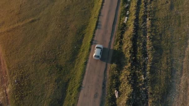 Luchtfoto van een auto rijden op landweg — Stockvideo