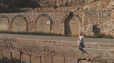 Kadın koltuk parapetin üzerinde
